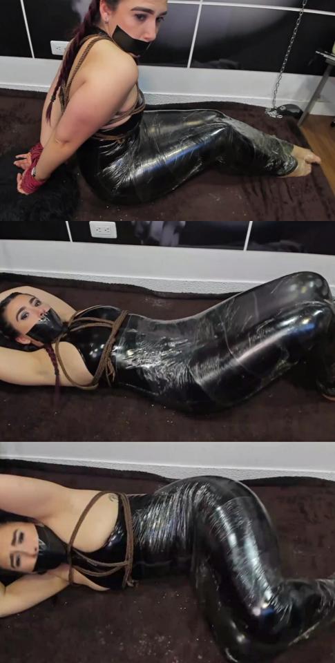 meganreiner_23042022_1649_female_chaturbate 创作：meganreiner<br>meganreiner 04月23日部分直播录像<br>meganreiner身穿死库水皮衣，保鲜膜从脚包到腰间，上身绳子自缚，胶带封嘴，双手举起被红绳铐住，后手缚全程bdsm体验<br>喜欢捆绑的朋友别错过了，以后会陆续更新相关内容，希望大家多多支持<br>