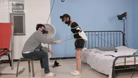 【心悦艺束】双马尾邻家女孩被绑架必须通关劫匪定下的游戏才能逃出生天，在劫匪的挠痒攻势下，只被限制在两块瓷砖的范围内躲避，左突右闪。 双马尾邻家女孩被绑架必须通关劫匪定下的游戏才能逃出生天，在劫匪的挠痒攻势下，只被限制在两块瓷砖的范围内躲避，左突右闪。<br>定拍，模特应聘，请加Q2386945992。最低500元即可订拍。解压密码是：xyys<br>视频中的衣物，丝袜，道具有需要的也可联系我。