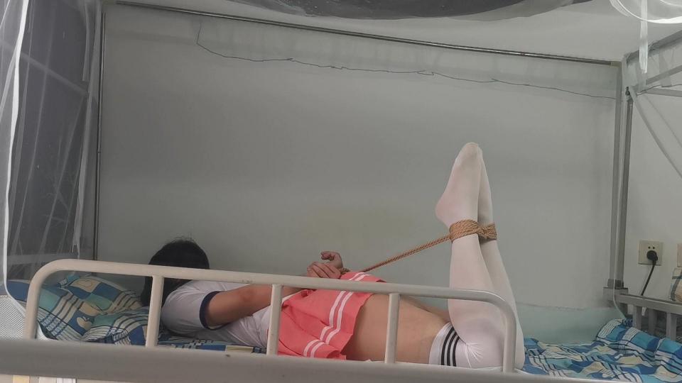 [白の桃] Crossdresser gym uniform & white stockings — self-hogtie Gym-class look with white stockings; self-hogtie struggle.