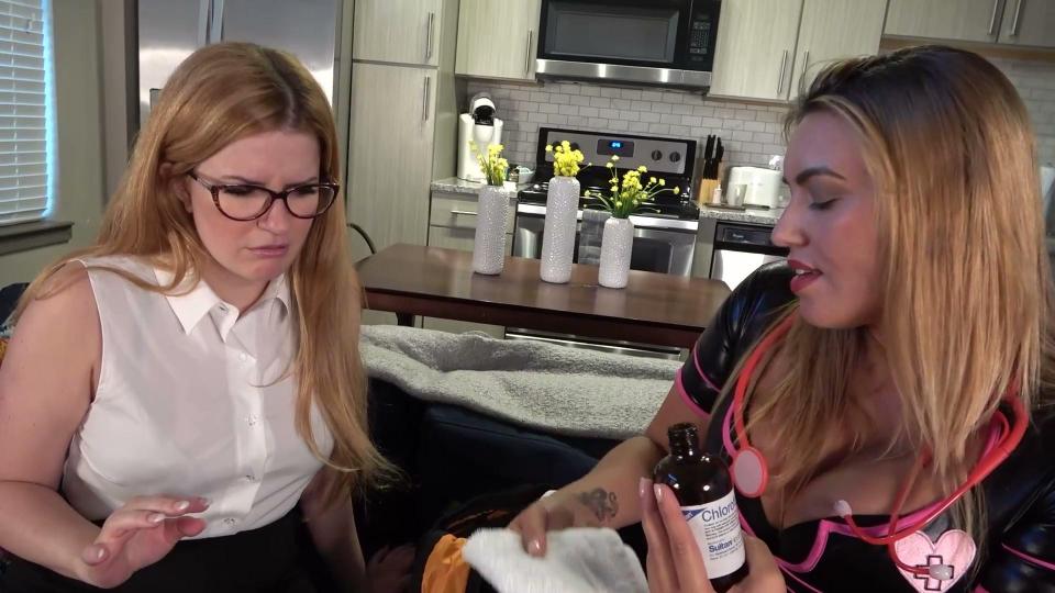 Dr. Quinzel And Nurse Narco 两欧美美女互相迷晕对方，爆乳，摸胸，闻足，少捆绑。<br>Dr. Harleen Quinzel can’t sleep, and it’s really getting to her! Maybe it’s just having to listen to all the dark secrets oozing out of Gotham’s most dangerous minds, but she just hasn’t been able to relax. Luckily, Arkham has a special concierge nursing service as part of her generous benefits package! When Nurse Narco arrives to discuss possible treatment options, Dr. Quinzel is more than happy to try anything in pursuit of some rest. <br><br>Unfortunately, Nurse Narco is more than just a qualified healthcare professional. She’s also a dedicated villainess in training, and all she’s ever wanted is a few minutes alone with Harley Quinn to demonstrate her nefarious capabilities. <br><br>But Harley is no push over, and she’s always vigilant against potential threats. She keeps her house littered with dangerous booby traps, each loaded up with enough sleepy agent to put just about anyone down for the count. <br><br>What will happen when these two girls go at it? And how will Mr. J respond when he finds TWO lethargic ladies lounging around his house?<br>机翻：Harleen Quinzel 博士无法入睡，这真的让她心烦意乱！也许只是不得不听听从高谭最危险的头脑中渗出的所有黑暗秘密，但她就是无法放松。幸运的是，Arkham 提供了一项特殊的礼宾护理服务，这是她慷慨的福利计划的一部分！当 Narco 护士前来讨论可能的治疗方案时，Quinzel 医生非常乐意尝试任何方法来寻求休息。<br>不幸的是，Nurse Narco 不仅仅是一名合格的医疗保健专业人员。她在训练中也是一个敬业的恶棍，她所想要的只是与哈利奎因单独相处几分钟，以展示她邪恶的能力。<br>但哈雷并没有被推倒，她总是对潜在的威胁保持警惕。她的房子里到处都是危险的诱杀陷阱，每个陷阱都装满了足够的昏昏欲睡的特工，几乎可以让任何人失望。<br>当这两个女孩去的时候会发生什么？当 J 先生发现两个昏昏欲睡的女士在他家附近闲逛时，他会如何回应？<br>