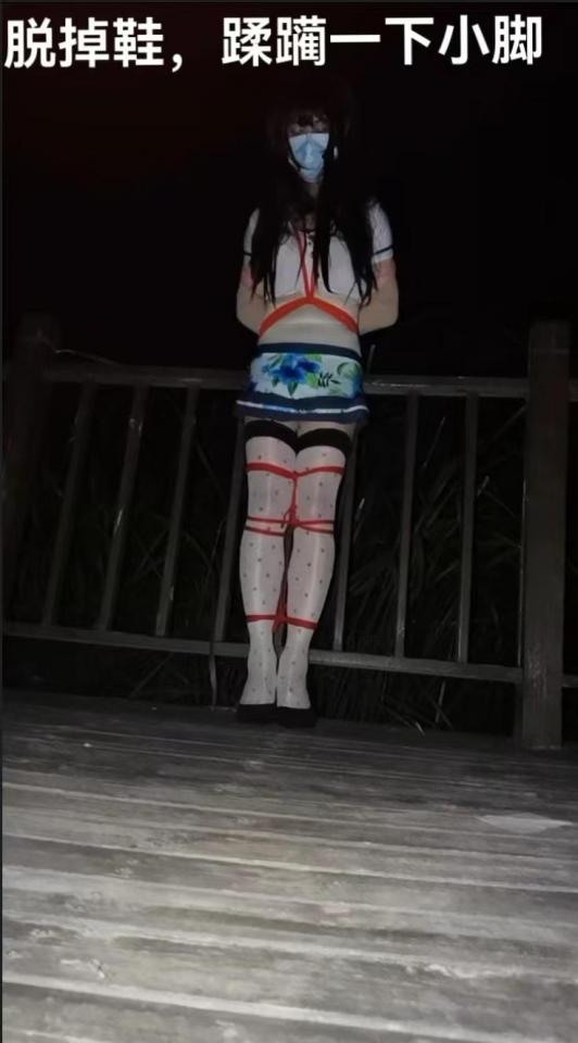 户外虐小M 媚娘原创 凌晨12点到5点，继上次带着小媚出去玩，有一个礼拜了，第二次出来玩了，上次是山上，这次是公园，时间有点长，周围的风景拍摄路上路过的地方，这次都安排上了，后背捆绑从家里面出来，大车缓缓开过来，大灯照着，应该可以看见，把小媚推上车，小腿交叉，挠脚心，驷马捆绑，丢后座上，头部带上塑料袋，兴奋到极点，关门，打火，开车带小媚去公园明显感觉好兴奋，一路上车来车往，路过派出所，靠近近距离拍摄，下路，过小道，一路上听着歌，心里面想着小媚被捆绑的样子，恨不得马上到地方，停车开门，看见白色的丝袜，黑色的小鞋，腿部捆绑上红色的绳子，蹂躏一下小脚，解开捆绑的小腿，穿好高跟鞋下车，到公园先捆绑到栏杆上，看一下周围的环境，左边是公路，右边是村庄，一直看着小媚，扭动着身躯，还想睁脱开，小皮鞭抽着，听着虫叫声，时不时还有两个大爷从旁边经过，粘知了，解开捆绑在栏杆上的绳子，带小媚转转，看见一个长石凳，来一个驷马捆绑，挠脚心.手心.高跟鞋跟打脚和手，旁边村庄还有灯开着，找了一颗，三脚架固定的大树，后背捆绑，双膝跪地，固定到三脚架上，看着扭动的小屁股忍不住踹上两脚，解开小腿上绳子捆绑，让小媚坐在地上，三脚踹倒她，用脚使劲蹂躏她，践踏小媚的后背，太兴奋没控制住，期待下次