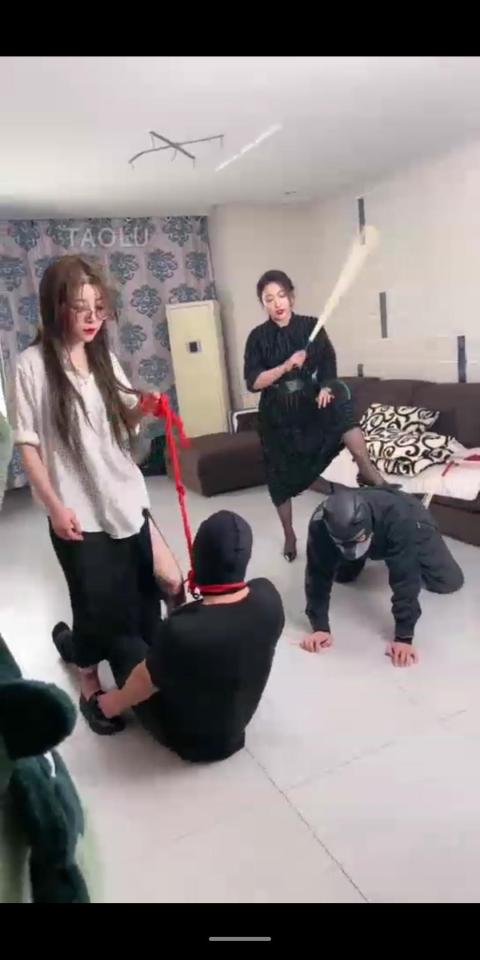 随意玩耍两个贱奴鞭打羞辱骑马遛狗【鑫儿教头】 套路鑫儿女主，联合领主S，                 调教双奴，无情鞭打，踩踏，打耳光，一个比一个狠，恋足舔鞋。