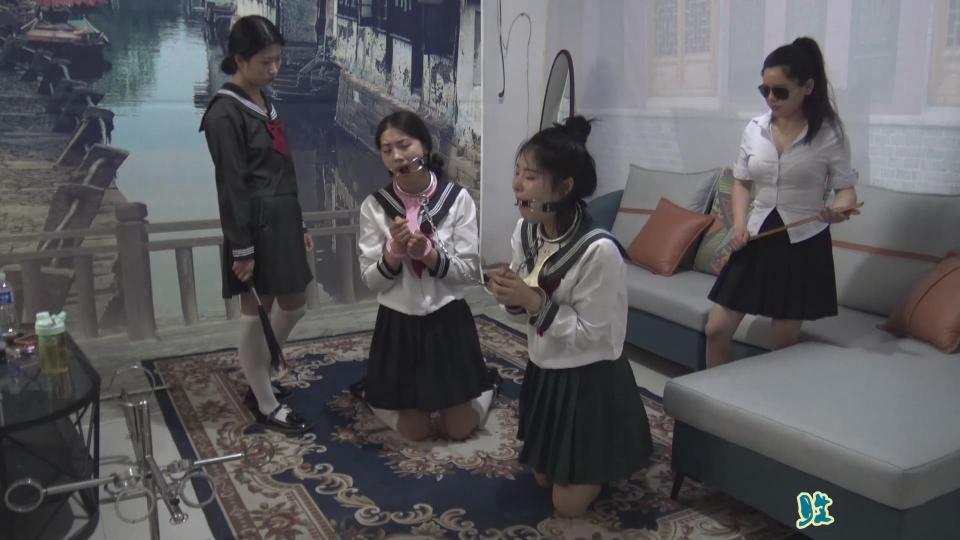 连续剧定拍片《女王的学生M》第二集  新的两女M被女王和女王的M强制戴上颈手枷，口枷在家里变相调教 新的两女M被女王和女王的M强制戴上颈手枷，口枷在家里变相调教，看看女王怎么调教这两个新M的，请欣赏视频。下集更精彩QQ342642509