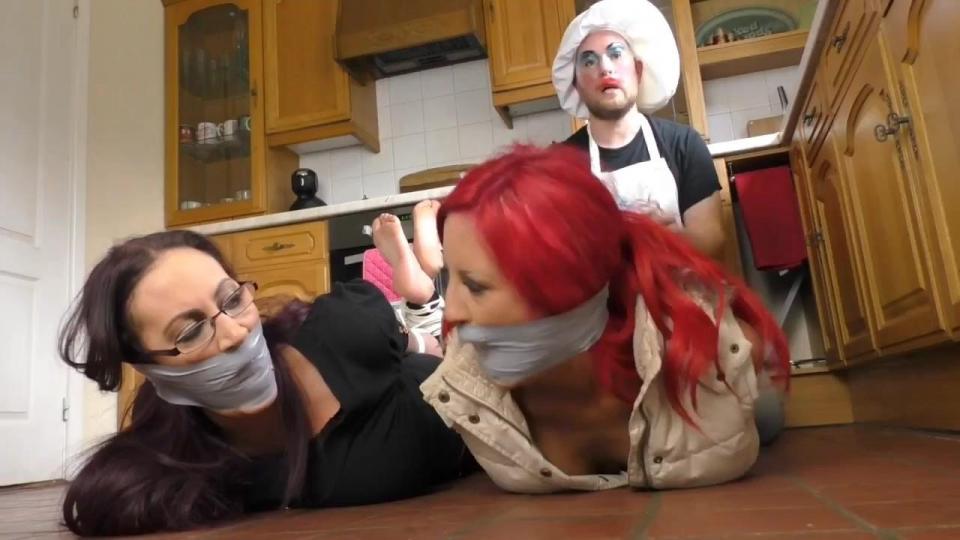 Emma & Charlie in Sir Ians ClownHouse Restaurant The Full Platter! <span style='color:#b0b0b0;'>[隐藏文字，购买后可见]</span><br><br>Today is a strange day for racked up gorgeous private eyes Ms Butt & Ms Monaco. The sexy lady agents happen to stop in at an out of the way restaurant for a swift luncheon while actively out on a case regarding missing girls. What are the chances then that both matters will converge with diabolical and intense bondaged up results! For when we peel back that kinky curtain, only our favourite Psycho Chef Sir Ian McPekingDuck can be lurking, frying pan in hand!