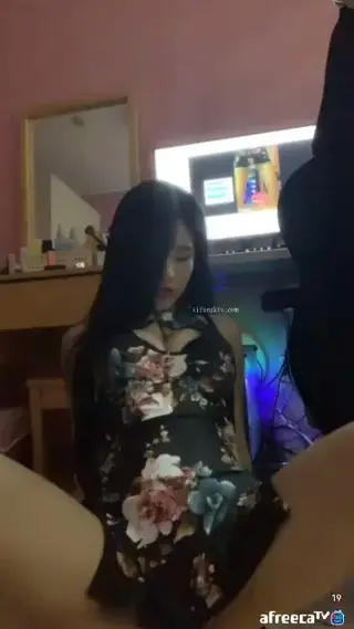韩式旗袍女主播 作者：韩国BJ<br>福利视频 韩式旗袍女主播<br>绿色花旗袍女主播在直播镜头前搔首弄姿<br>金币视频福利大放送，希望大家多多支持