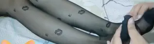 揉捏小姐姐黑丝嫩脚 原青铜网作品，揉捏小姐姐黑丝嫩脚，脚很白很嫩