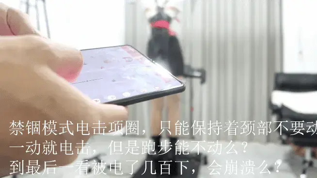 【面具男】跨性别粉樱超痛苦17cm高跟靴电击跑步机，狂虐粉樱，虐哭得不成人样了，超紧直臂紧缚，在外面还要加单手套固定！不可能挣脱！固定好腰部只能不停的在跑步机上跑！哭又能怎么样？以为我解开了？做梦！噩 1测试好粉樱的承受能力后，直接给她上狠的！直臂超紧缚加单手套长时间放置，接着拉出来打跑步机上，戴上口球，电击项圈（禁锢模式的电击项圈，不能乱动，只要一动，项圈歪了一点，那就会电击！）但是跑步机怎么可能让她不乱动呢？呵，看表情就知道有多痛苦了。<br>2但是大腿两侧！有2个郊狼，8个电击片，同时开启，顾得了上面顾不了下面！还跑了20分钟，又累又疼。<br>3最痛苦的是后面还塞着大号的伸缩塞子，一边走路一边被不停地插抽，无助 绝望....<br>4求我给她放下来，有用么？继续跑，还要走猫步，要骚，不然不给放下来！时不时还要用棒棒骚扰她，给她奖励。<br>5我告诉她还要跑一小时，否则就抽她500下，她说不跑了，坚持不住了，就挨鞭子，打到250下的时候，忍不住，又给她跑，然后就崩溃哭了。。。。太吵了下次给她弄个狗狗用的止吠器，妈的，怕扰民， 就放下来， 但是她以为解开了？做梦，调j才刚刚开始呢！<br><br>广西北海，天津附近找朋友一起玩 S 面具男qq1557709549<br>文件解压后添加后缀.MP4即可观看