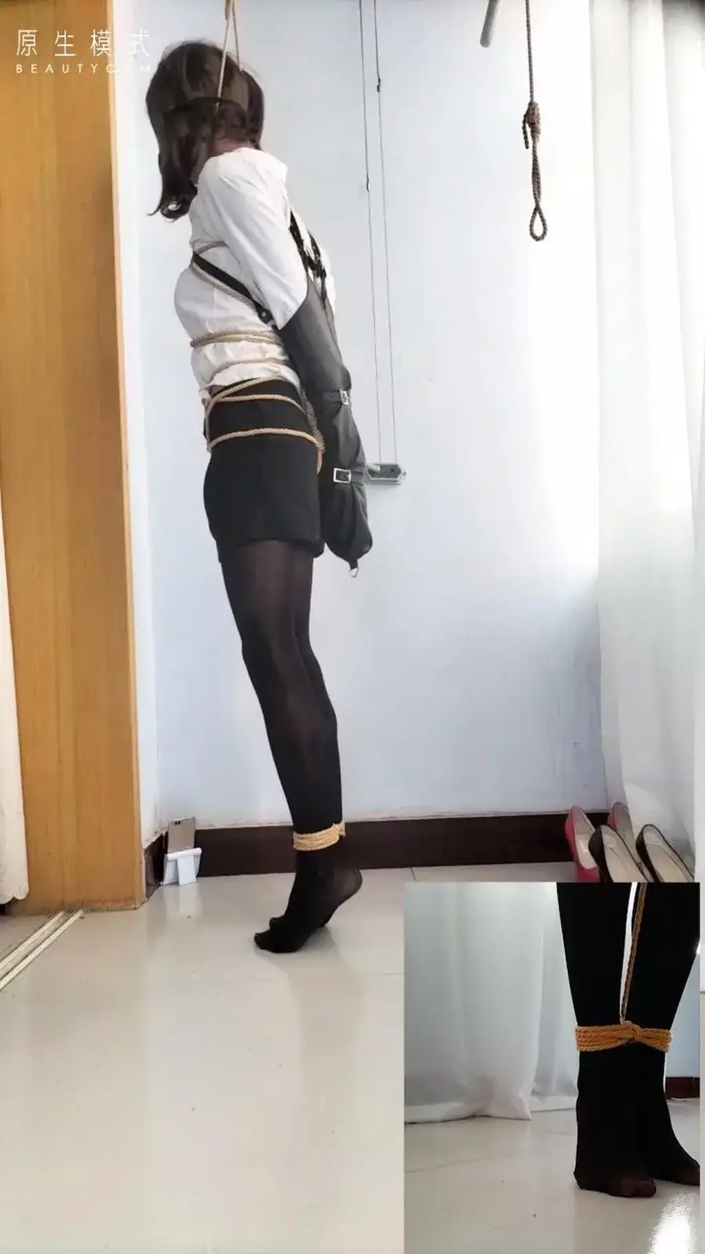 【玩家自缚】单手套自缚，黑丝，蒙眼、强制踮脚、痛苦呻吟。吊缚。呼吸限制。 踩上一个小铁盒子，小盒子的面积都没有脚掌大。<br>只能一半脚掌受力。<br>然后[X_X]吊缚，高度调到需要踩在盒子上踮脚的程度。<br>盒子的面积本来就不大，踮脚之后更是艰难支撑。<br>整个人晃晃悠悠。<br>然后，把盒子踢走！提到够不到的地方!<br>脚尖立刻踮到极限！<br>呼吸困难，被迫极限踮脚。<br>只有脚趾能勉强碰到地面，脚掌完全无法受力。<br>整个人晃晃悠悠，不到一分钟小腿就发酸、颤抖。<br>脚尖也开始无力支撑身体的重量............<br>第二段是穿着高跟鞋，[X_X]吊缚。<br>然后甩脱高跟鞋，立刻被绳子勒紧，被迫踮脚。<br>大约几分钟就支撑不住，开始寻找甩飞的高跟鞋，缓解脚尖的酸痛。<br>可是在蒙眼的情况下，只能靠被绑在一起的黑丝脚，四周摸索，同时用脚尖痛苦的支撑的身体的重量......<br>在极限踮脚的条件下，还要四处寻找，以一只脚做支点，另一只脚去寻找高跟鞋。<br>身体的重量集中在脚尖上，难受不已。<br><br><br>ps：qq，2078563898，闲聊、定制都可加。<br>好想有个人在我踮脚的时候挠我脚心.......