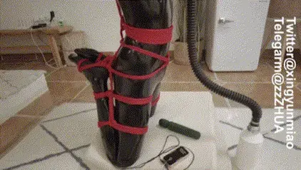 胶衣爪爪半吊调教——双手合拢吊起，折腿跪立，准备防毒面具、呼吸瓶、训练器、电击器，绳子抬起屁股/弯曲着腰，固定强高【ZHUA-51】 1.穿上胶衣的爪爪身材格外的好，所以一定选择一个体现身材的绑法，双手身前绑好，双手随着和吊点绳的拉动越来越高，直至直立跪起，大小腿折叠捆绑，被堵上嘴的爪爪只能绝望的哼哼，随着鞭子下下抽打在身上，爪爪不住的扭动身躯，看着越来越性感放浪的爪爪，果断的打开电机装置，加上振动绑，棒棒配合胶衣里面的训练器，三重的振动很快就让爪爪淫哼起来，持续的电机，还有鞭打和振动的重复进行，爪爪不知高cao了几次，最后明显瘫软的爪爪无助的挂在绳子上，解开绳子的一瞬间爪爪瘫倒在地上，凄美的样子不禁的让人心疼，心里暗暗想到下次一定虐她虐的更爽！！！<br>注：装备都有呼吸孔，请大家放心食用，对此类玩法无经验者请勿模仿！<br>2.预览图都是动图（GIF），请各位欣赏，请大家支持正版，给爪爪支持才能创作更好的作品，谢谢大家(๑′ᴗ‵๑)❤<br>解压密码：<span style='color:#b0b0b0;'>[隐藏文字，购买后可见]</span><br><br>Twitter：@xingyunmiao<br>Telegram:@zzZHUA<br>视频号:ZHUA051