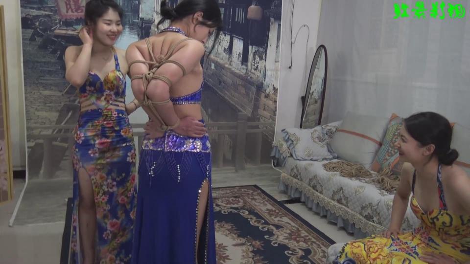 三女M捆绑比赛输的受到惩罚      三个女M玩石头剪刀布，谁输就要被捆绑堵嘴  三个女M玩石头剪刀布，谁输就要被捆绑堵嘴，等待下一轮输赢，看看她们谁赢的多，请欣赏视频QQ342642509 