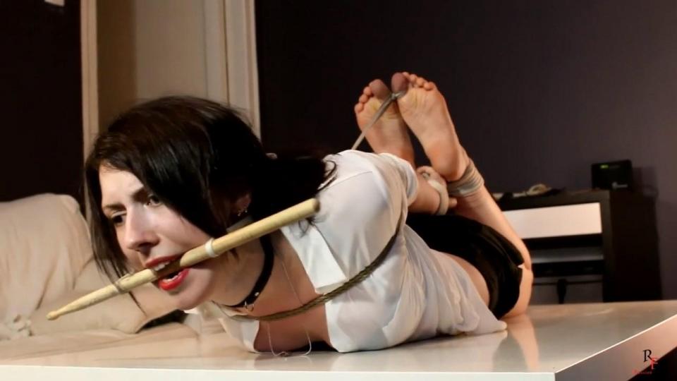 RussianFetish: Kate Anima - Drumstick gag (FULL HD MP4) Name: Kate Anima<br>Age: 22 y.o.<br>Height: 170 cm<br>Foot Size - 38<br><br>Do you love to see how bound and helpless girls are lying and mooing, writhing in bondage? Then this video - what you need. Kate tied in hogtied, her mouth are gagged with a drumstick that she can't spit out because it's fixed with a rope. Drooling flowing out of her mouth...<br>Kate tries to break free and untie herself, but it does not work. All her struggles are futile. She looks very sexy in hogtied, especially I like her bound bare feet and her toes which turned blue from the rope.<br>Enjoy!<br>姓名：凯特*阿尼马<br>年龄：22岁。<br>身高：170厘米<br>脚尺寸-38<br><br>你喜欢看到束缚和无助的女孩是如何撒谎和呻吟，在束缚中扭动吗？ 那么这个视频-你需要什么。 凯特被绑在猪圈里，她的嘴被一根鼓槌堵住了，因为鼓槌是用绳子固定的，她吐不出来。 口水从她嘴里流出来。..<br>凯特试图挣脱并解开自己，但它不起作用。 她所有的挣扎都是徒劳的。 她在hogtied看起来很性感，特别是我喜欢她束缚的赤脚和她的脚趾从绳子变成蓝色。<br>享受吧！<br><br>Category: BONDAGE<br>Related Categories: STRUGGLING, BAREFOOT.<br>Keywords: trying to escape, hogtied, gagged girl, toe tied, toe ties, hogtied, drooling, bound girl, struggles, bondage, rope bondage, shibaru, suspension, belts, bedtie, hogtied, tight bondage, strict bondage, bound elbows, struggling, ballgagged, helpless.<br>类别：束缚<br>相关类别：挣扎，赤脚。<br>关键词：试图逃跑，绑住，堵嘴的女孩，脚趾绑，脚趾绑，绑住，流口水，绑女孩，挣扎，束缚，绳索束缚，shibaru，悬挂，腰带，床领，绑住，紧束缚，严格束缚，束缚肘部，挣扎、困顿、无助。<br>