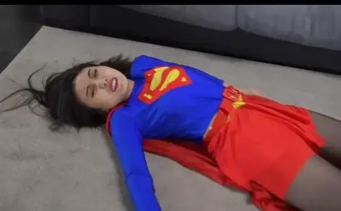 被征服的女超人 每个城市女侠都相继被打败只有最后的女超人了，这天，女超人再休息的时候，被一个神秘人约战，俩人战斗，没变身的女超人被完虐，女超人不服气的变身，两人再战，女超人不敌，最后爆发新力量，不料还是被反派压制住，女超人能否脱身，希望大家支持谢谢，