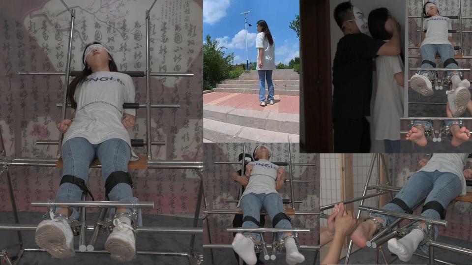 【CV4K】尾随美女跑步后劫持TK折磨--情景小剧、运动鞋、棉袜、铁架固定、美足 美女小黛在户外跑步，被人盯上，一路尾随到了小区，歹徒好像已经盯了很久了，他提前埋伏到楼道里，等小黛刚打开门的时候劫持了她，并把她带到早已设计好的刑房。小黛被固定住一动不能动，原来歹徒是要玩弄她刚刚运动完的棉袜美脚，他脱去小黛运动鞋，欣赏着她的美脚，接着不停地挠她的脚底、腋下，小黛无助的挣扎喊叫，直到被折磨的精疲力尽软软躺在刑架上。