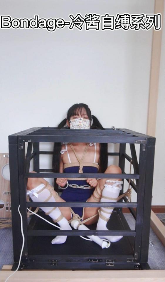 冷酱死库水双马尾白丝新笼子胸缚M开腿定时锁自缚 ZDB放置 下载后再解压，解压密码leng，解压后改文件后缀为.mp4<br><br>好久没看家见冷酱自缚了吧。你们有没有想我呀。今天来测试一下冷酱得新笼子。给大家展示一下。<br>首先用绳子自缚胸缚，然后是双腿折腿固定在笼子两侧形成M开腿哦。接着将ZDB固定在[X_X]。将笼子的盖子合上。头部卡在笼子外面。定时锁锁好开启漫长的震动放置哟。最后带上手铐。中间GC了两次嘤嘤。希望大家可以喜欢冷酱QAQ～<br><br>另外接定拍q379989669，定拍以外的事情勿扰意淫骚扰没事加好友会拉黑，有骚扰黑名单记录，因为现实中也有很多事情需要做，没有很多时间聊天，谢谢配合。<br>好久没看家见冷酱自缚了吧。你们有没有想我呀。今天来测试一下冷酱得新笼子。给大家展示一下。<br>首先用绳子自缚胸缚，然后是双腿折腿固定在笼子两侧形成M开腿哦。接着将ZDB固定在[X_X]。将笼子的盖子合上。头部卡在笼子外面。定时锁锁好开启漫长的震动放置哟。最后带上手铐。中间GC了两次嘤嘤。希望大家可以喜欢冷酱QAQ～<br><br>另外接定拍q379989669，定拍以外的事情勿扰意淫骚扰没事加好友会拉黑，有骚扰黑名单记录，因为现实中也有很多事情需要做，没有很多时间聊天，谢谢配合。