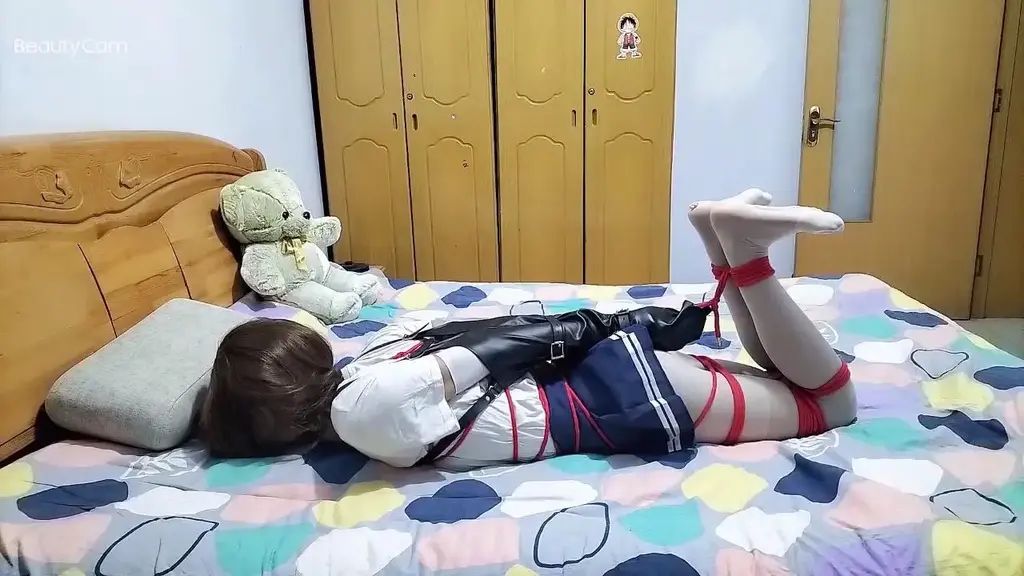 玩家自缚，白丝水手服，单手套，驷马 驷马自缚。<br>脚心里放了一些黄豆。<br>脚心异物的刺激感加上驷马的束缚感。<br>挣扎不能却又乐在其中。