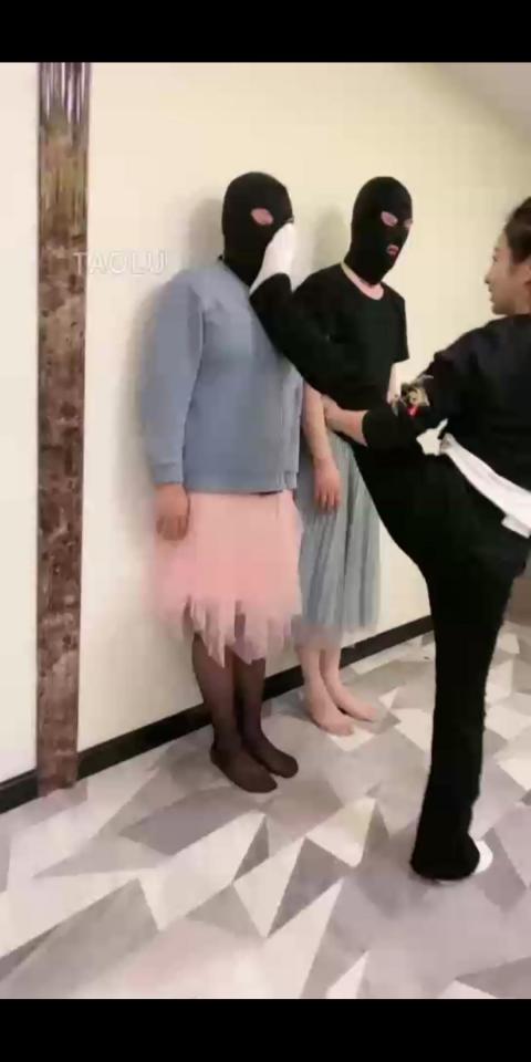 踩躏双家奴 清理鞋靴子 踩踏喂圣水十几杯 虐乳虐[X_X]【鑫儿教头】 套路鑫儿教头女主，花样多多，玩双奴，倒立玩奴，一直马                                  调教踩踏圣水虐[X_X]耳光