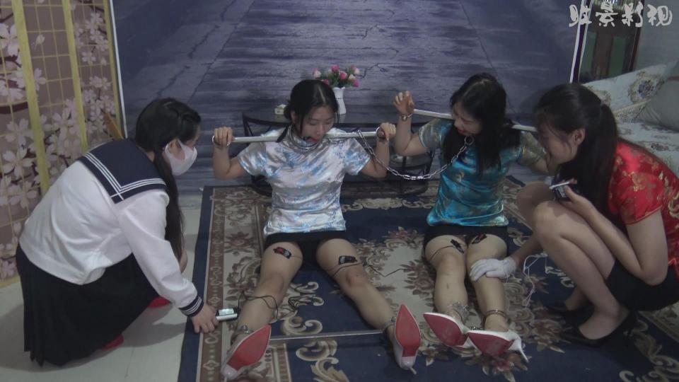 女M体验电击    两女M体验电击感觉，看看她们被电的怎么样 两女M体验电击感觉，那就安排上，开始电击看看她们被电击的反应，想知道电击怎么样，请欣赏视频QQ342642509