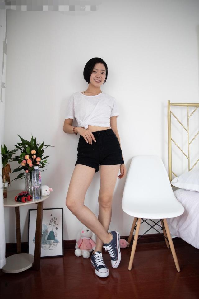 物恋传媒1081期：小飞-运动少女（帆布鞋、船袜、裸足） 物恋传媒1081期：小飞-运动少女（帆布鞋、船袜、裸足）<br>原创作者：物恋传媒<br>邻家妹子小飞着牛仔热裤配船袜和帆布鞋展示美足美腿，一身非常运动的装扮，你喜欢吗