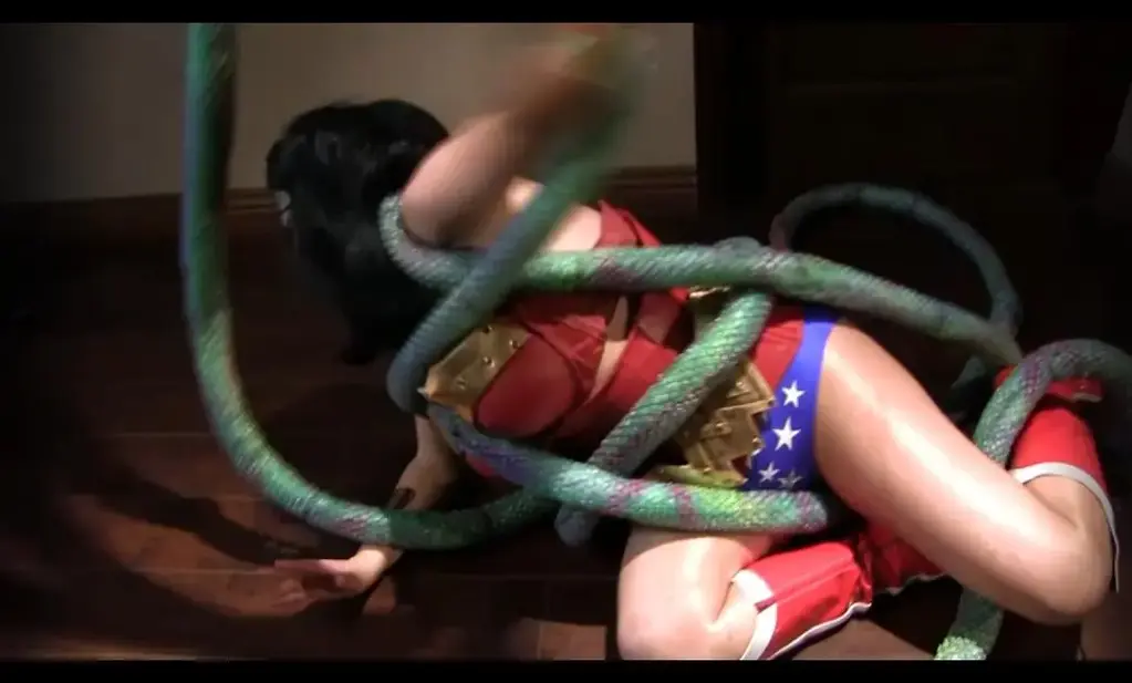 Wonder Woman vs Alien Queen, Full HD1920 MP4 片名：Wonder Woman vs Alien Queen, Full HD1920 MP4<br>压缩包密码：shg<br>关键词：欧美女超人 神奇女侠 superheroine supergirl wonder woman