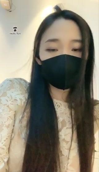 【silver断言女王】想邀请外卖小哥却呲溜烟走了 【silver断言女王】想邀请外卖小哥却呲溜烟走了<br>原创作者：silver断言女王<br>调教期间，外卖小哥送外卖进来，放下外卖就跑了<br>原本好像邀请一下也没机会了<br>只好拿这只贱狗发泄<br>之前舔高跟都没力气，让狗儿子边舔边按<br>最后赏了这贱货几脚，像废物一样倒下了