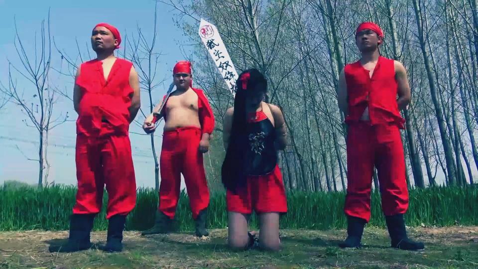 定拍古装片【红女泪】 婢女张氏谋杀自己主人被抓获归案 婢女张氏谋杀自己主人被抓获归案，在大堂受到大老爷严刑逼供，最后被屈打成招，押解府城受审，到府城被判决斩首示众，难得的古装女囚片 QQ342642509