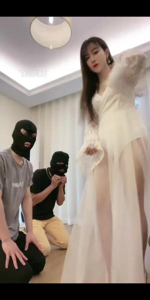 惩罚家奴【风吟】 套路风吟女神，身材超好女主调教两个家奴，白色长裙诱惑，美腿调教                           恋足踩踏，鞭打耳光口水，羞辱