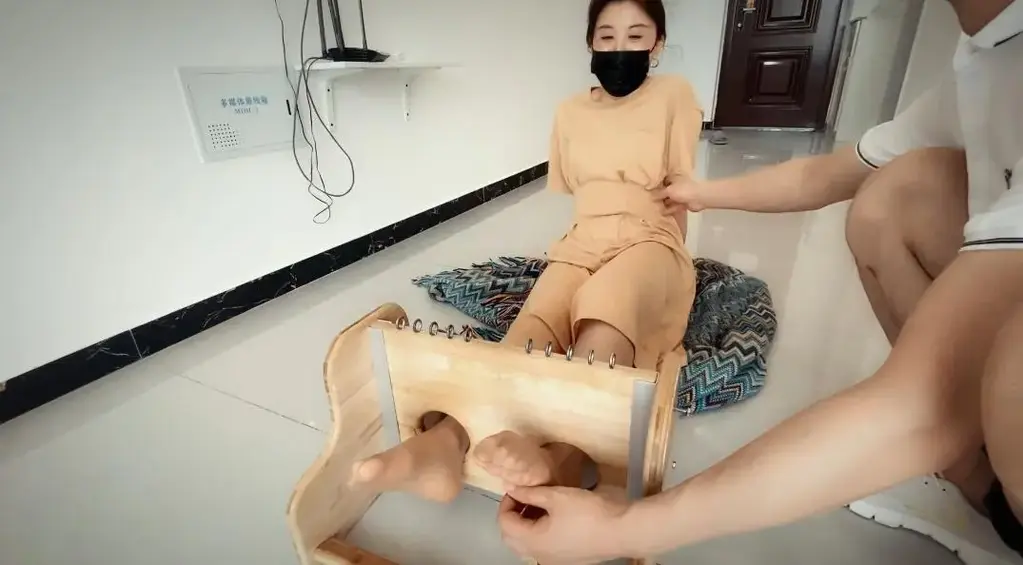 足枷tk婚纱店老板娘丝袜脚-akb原创 非常有气质的婚纱店老板娘被我从地上挠到床上，足痂固定，用手和牙刷疯狂的挠她的肉丝小脚<br>解压码：kbtk22