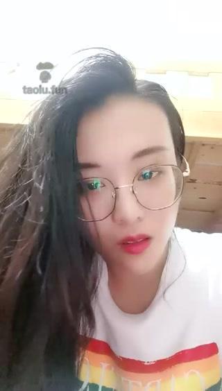 【曦宝贝】女奴按摩脚丫她还总闻 【曦宝贝】女奴按摩脚丫她还总闻<br>原创作者：曦宝贝<br>可爱女主曦宝贝调教女奴，让女奴按摩脚脚，女奴总是忍不住闻，是女主的脚脚太诱人了吗