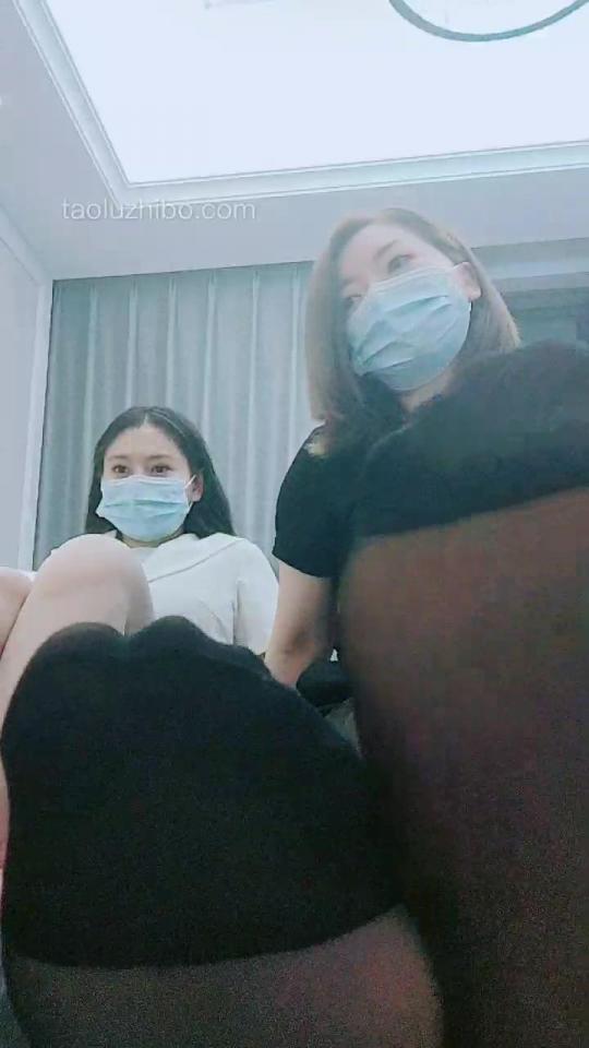 【糖糖】第一视角-小姨和侄女JK贴脸 【糖糖】第一视角-小姨和侄女JK贴脸<br>原创者：糖糖<br>小姨和侄女的双人红绿灯语言训导 JK白丝加黑丝 非常完美的组合  