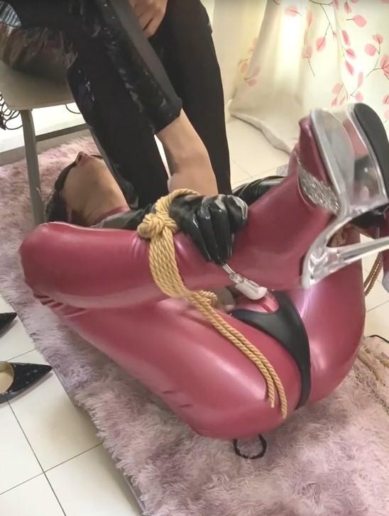 乳胶X奴【宁】***丝袜责*** 重新补了网盘链接<br>这是乳胶系列的第二部，不知道大家喜不喜欢上一部的女王宁呢~ 这次，我们的乳胶宁是M呦，s身着黑色连体皮衣和黑丝高跟，第一部分头戴乳胶充气口塞头套，极大的限制了呼吸，戴上单手套被主人抚摸调情，小鞭子打pp让我们的宁娇喘连连，仙女棒完全勾起了宁的欲望，重点来啦，s给宁手腕脚腕绑好仰天放着，手上套上丝袜，涂满润滑油，开始了传说中的丝袜责（懂得都懂只能说），就算是宁那小巧可爱的&&（手动打码），也会受到强烈的刺激，已经顾不得矜持大声的娇喘，甚至求主人放过~  两部是一起拍得，拍完胶衣的水起码有200ml，大家能冲的开心人家也就值了 提取码和压缩码都是<span style='color:#b0b0b0;'>[隐藏文字，购买后可见]</span>