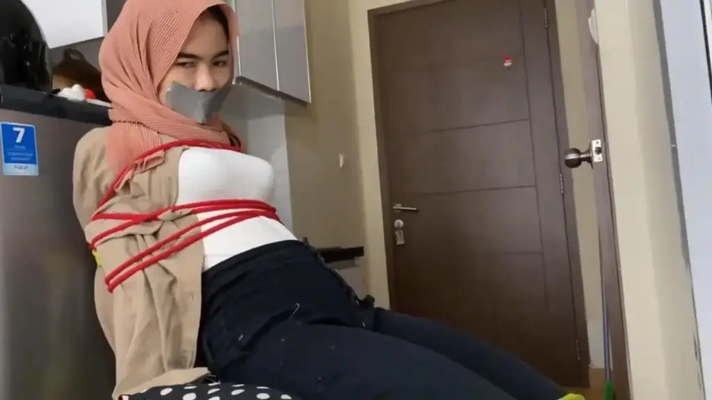 一个美丽的女大学生被绑架并被训练为奴隶。 他的双手被绑在椅子上，嘴巴被胶带封住。 被迫穿上痛苦的16cm高跟鞋。 就在她讲完课的时候，莉亚突然被下药带走了。 他被带到公寓并被绑起来。 他的双手在痛苦的位置上握在一起。 他的双腿也被并拢，所以他无法逃脱，他的嘴被胶带封住。 绑匪拿走了利亚的钱包和手机。 莉亚随后被迫穿上高跟鞋，莉亚忍不住忍受着疼痛。 他要求释放，但绑匪不同意。 绑匪随后把她一个人留在公寓里，让莉亚痛苦挣扎。