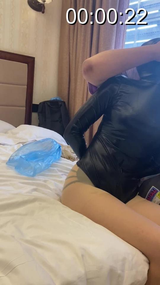 皮衣呼吸拘束初初（二） 旺仔原创呼吸拘束系列（二），别看视频短，但是足够精彩.很极限，很惨烈<br>初初被皮衣拘束，接着呢，头上套了个塑料袋（可呼吸）拘束，可以说是很痛苦了，哈哈哈<br>定拍约拍加QQ：34957685，观看完整版