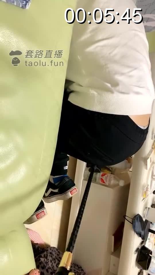 两只贱狗捏脚 司野 原创作者：司野<br>司野S居家调教一只小公狗跟一只小母狗 训练他们捡娃子 谁没有捡到袜子直接打脚心打得小母狗直叫