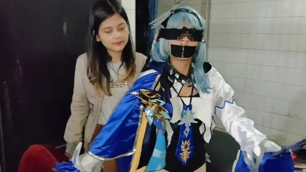 Cos Genshin Impact 系列《不为尤拉报仇》 劳累工作后，尤拉被土匪绑架。 尤拉被带到老房子接受训练。 性感的腿袜和床上的 x 位置领带。 尤拉刚刚完成了她作为骑士的工作，正步行回家。 可惜，一群强盗与她对峙，欧拉试图反击，但人数太多了。 尤拉被打败并被带走。 尤拉被带到树林里的一座老房子里，她被绑在椅子上，嘴巴被胶带封住，眼睛紧闭。 与尤拉打完后，土匪们就出去打猎了。 尤拉试图解开她的结并尖叫起来。 但是没有人帮忙，因为他在森林里。 过了一会儿，一个土匪来到尤拉身边，解开她，让尤拉躺到床上。 尤拉只能投降和服从。 然后，Eula 被绑在一个 x 位置，她的嘴被一个球堵住了。 强盗随后挠了挠尤拉的腰。 尤拉只能投降，笑了。 强盗继续和eula玩了几分钟，然后离开了eula。 现在尤拉一个人在森林里的一座老房子里，只能投降，度过地狱的长夜。