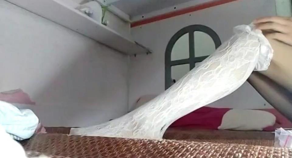 【新月原创】【雨薇】一些原味穿脱视频 洛丽塔白丝肉丝黑丝 站内众筹中也请多多支持！ 【新月工作室】定拍原味qq2389316626，本视频时长7分钟，由【雨薇】妹子自拍录制，原味丝袜的穿脱，一共有6种丝袜，雨薇妹子身高163cm体重80斤不到，身材娇小的萌妹子一个，腿型纤细，脚丫小巧可爱，她的图包在图片区也上架过，希望大家多多支持，感谢观看。