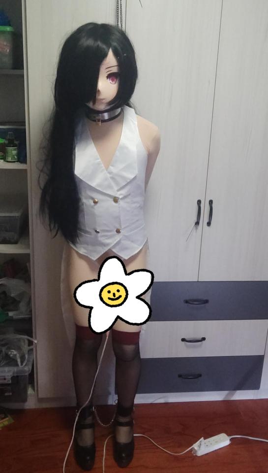 kigurumi兔男郎堵嘴震动罚站 内含兔男郎胶带封嘴震动罚站<br>娃娃在外面偷偷和别人玩，到家丝袜和鞋没来得及脱被主人发现了，于是娃娃就被吊了起来，嘴里被强迫塞上主人穿了一天的臭袜子然后用胶带封住，小玩具开到最大一直被玩到凌晨<br>百度网盘文件二次压缩第一次解压之后后缀改成rar<br>（我好肥啊orz