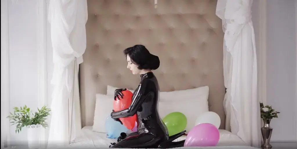 Balloons and Latex ASMR 一段简单的扎气球视频，模特是Miss Ellie Mouse<br>You've been asking for this video for a long time, you've been waiting for this video. And I finally made this video. Balloons, latex catsuit, high heels - and it's all in one amazing video.