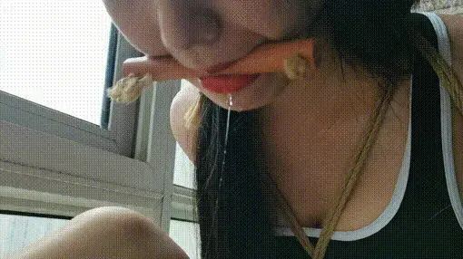 窗台上紧缚的紫涵 紫涵说就想让绑起来放置一会儿，这是她的爱好。视频解压密码：chuxin         -            -<br>一绳所爱绳艺体验店面向全国爱好者开放，本店提供绳艺捆绑模特服务、体验女绳师捆绑服务、体验长时间囚禁服务、绳艺教学培训、绳艺交流会、场地出租、专业麻绳销售，原创视频套图销售、作品私人定制、模特原味丝袜出售等，另外本店招募同好合作伙伴。微信：351552501初心