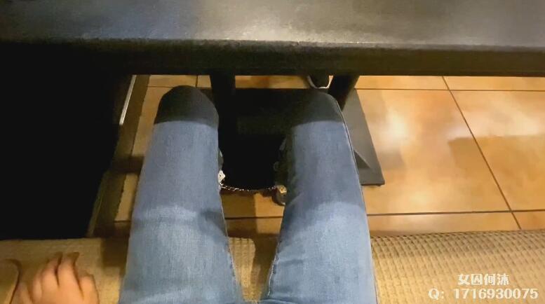 何沐原创 何沐戴脚铐逛街打车 这是我定拍过的一个小姐姐叫何沐，帮她打打广告，这个是她戴着脚铐在餐厅然后逛街打车下车，有想定拍约拍或者买更多视频的加qq1716930075或副:3585260574