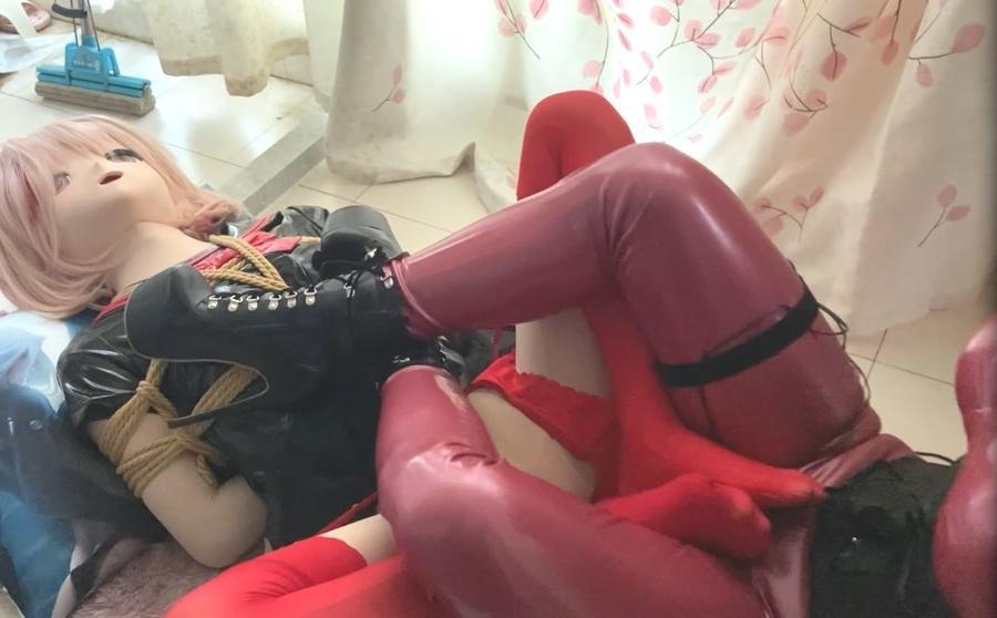 乳胶女王&&黑JK娃娃密接~ 【捆绑】【口J】【25cm[X_X][X_X]】 宁宁乳胶系列第三部~，这次还有jk娃娃哟，还有宁宁的口J诱惑，宁宁穿着乳胶衣涂亮油，穿束腰，15cm高跟，长手套，和被紧紧捆绑的娃娃密接~，各位喜欢看露脸的还是口罩吖，这几天各种川稀式更新身子有点挺不住了，要歇息一周咯，预告下未来会和另一个乳胶娃博主联动呦，解压密码和提取码都是<span style='color:#b0b0b0;'>[隐藏文字，购买后可见]</span><br>ps：这大夏天的穿乳胶衣是真恐怖，<br>想找宁宁线[X_X]验（仅限伪娘）的&交流涩涩的（那种加了不说话的自觉点不要打扰），QQ：995437228，备注上宁的提取码亮明身份噢