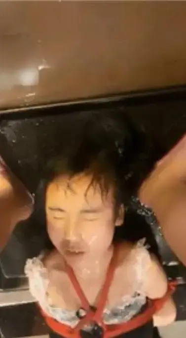 苏州机制的宝宝大王圣水淋母狗脸上，强迫喝 苏州机制的宝宝大王圣水淋母狗脸上，强迫喝<br>创作;苏州机制的宝宝<br>描述：苏州机制的宝宝大王圣水淋母狗脸上，强迫喝，喜欢的请大家多多支持一下吧