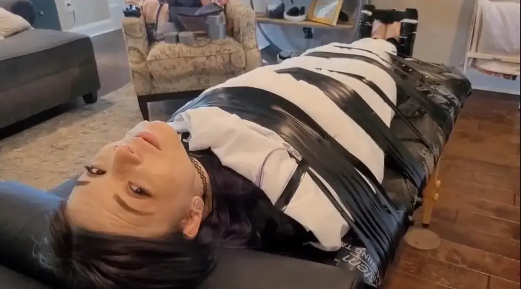 Fettish – Violet Gein – Tickle Table 新人Violet Gein发现自己被紧紧地裹在可怕的挠痒痒桌上！一旦到了那里，她声称的8.5/10的怕痒等级就得到验证。老实说，我认为她被低估了，在疯狂TK挠痒中听到她的诅咒，蠕动，乞求。