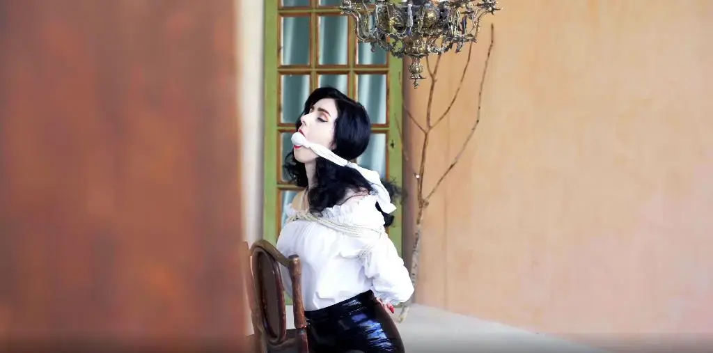 The golden age of pin up bondage 一把椅子上的束缚，模特是Miss Ellie Mouse<br>The golden age of pin-up bondage, this is a stunningly beautiful and sexy video. You will see classic bondage, hand bondage, leg bondage, chair bondage, red lips, scarf ball gag, red nails, high heels.