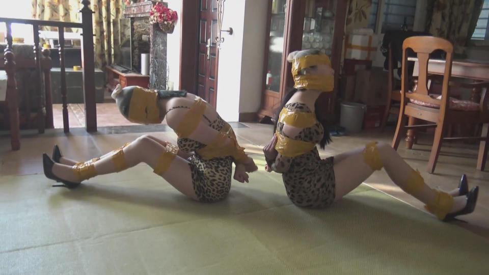 定拍新胶带包裹片《劫案惊魂》两美女在家中被两个劫匪入室，劫匪把她们用胶带包裹捆绑放置挣扎  
