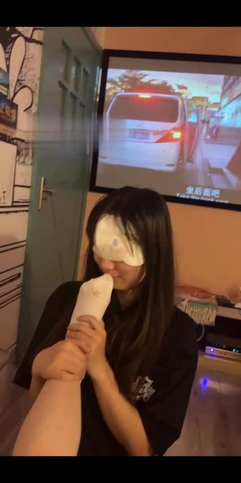 开发闺蜜伺候我【橘子没熟】 套路直播，按摩点开发素人闺蜜当女奴，女女调教                                        真是开发，绝对刺激，恋足女女接吻。伺候服务