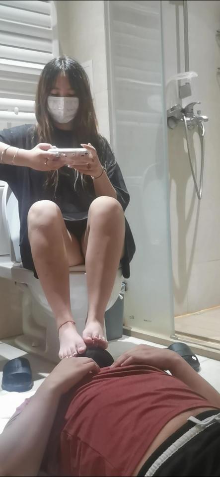 瑶瑶厕所被舔脚，坐脸 接定制和原味，欢迎大家咨询qq3481850277<br>瑶瑶第一视角脚下狗狗，为瑶瑶主子舔干净每一根脚趾，做瑶瑶的马桶，在脸上放屁
