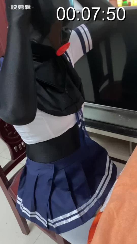 妻子的礼物 群友订拍，本来没打算走这种风格，也算是一种尝试吧，在美美不知情的情况下，疯狂刺激她的敏感部位，演着演着我们两慢慢演进去了。。。故事讲述的是一对夫妻感情不好，妻子为了挽回这段感情，大版成人偶性爱娃娃来取悦老公。。。美美挺单纯的，一直以为那个头套就是一个道具，后面带着带着就gc了，消音的部分是我在教她怎么演，还是值得一看的，你懂的