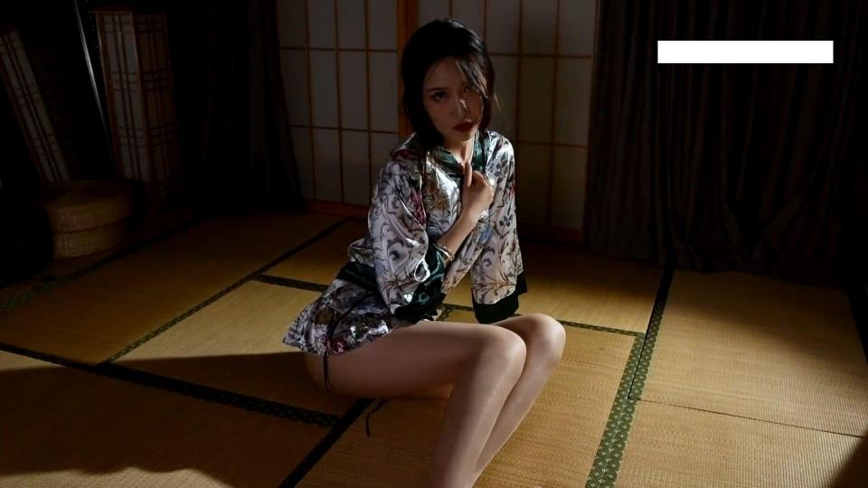 丽柜美束 私人定制原声大片 紧缚虐恋 阳阳 片名：紧缚虐恋<br>模特：阳阳<br>出品方：丽柜<br>出品日期：2022.7.16<br>简介：私人定制精品 <br>剧情：原声 紧缚 鼻钩 口夹 裸足 看预览图（预览图有去水印 视频是原版的）