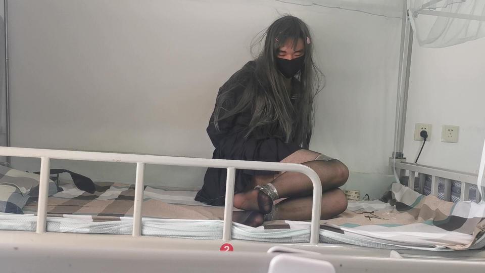 伪娘水手服黑丝胶带自缚挣扎 这次玩的比较随意，但挣扎了半天也没有解开<br>希望各位观众喜欢~