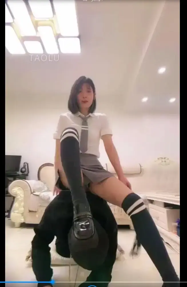 【简一】JK学姐过膝长袜暴力调 标题 【简一】JK学姐过膝长袜暴力调<br>原创者：【简一】<br>剧情 大美女简一女王化身学姐，穿着jk制服调教男奴，希望大家喜欢